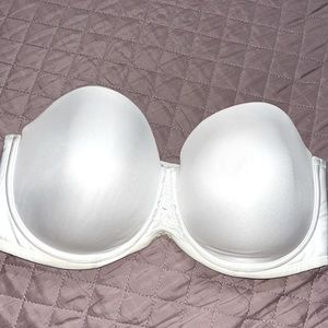 Women’s strapless bra